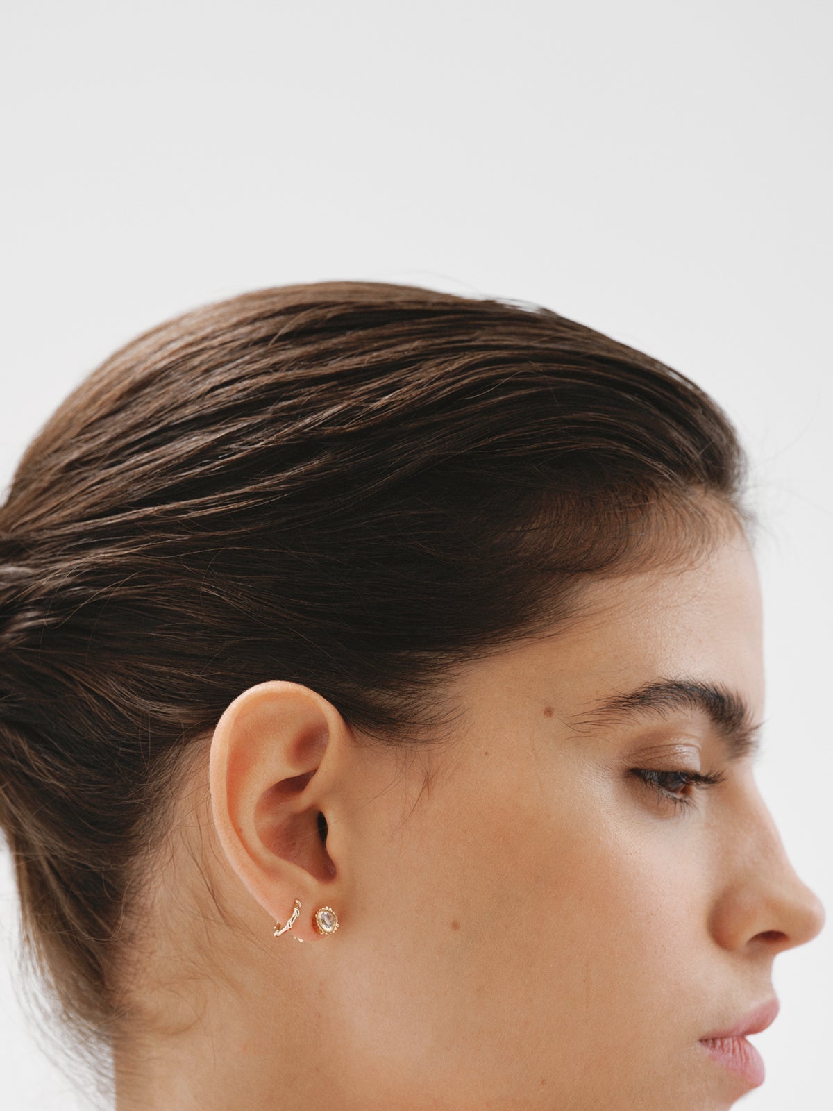 Pendiente individual de oro amarillo de 9K con relieve