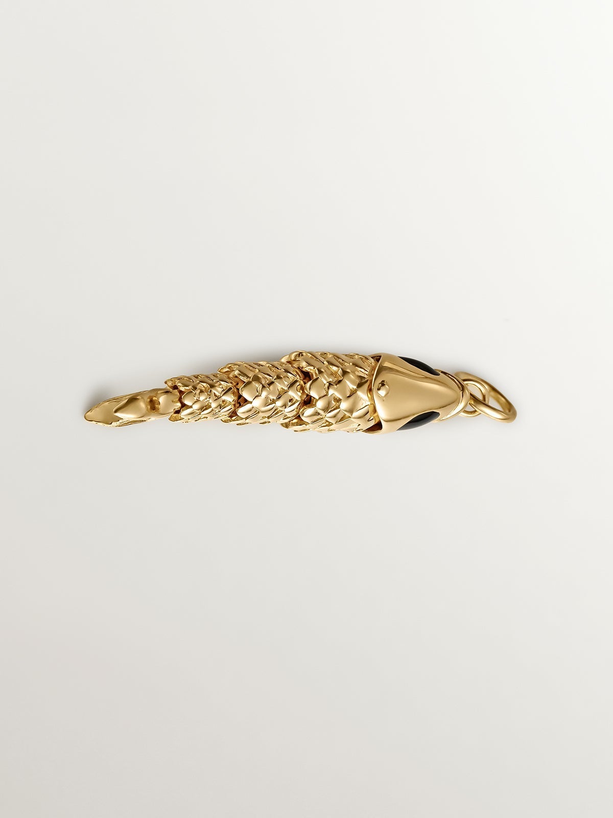 Charm de plata 925 bañada en oro amarillo de 18K con esmalte negro y forma de pez
