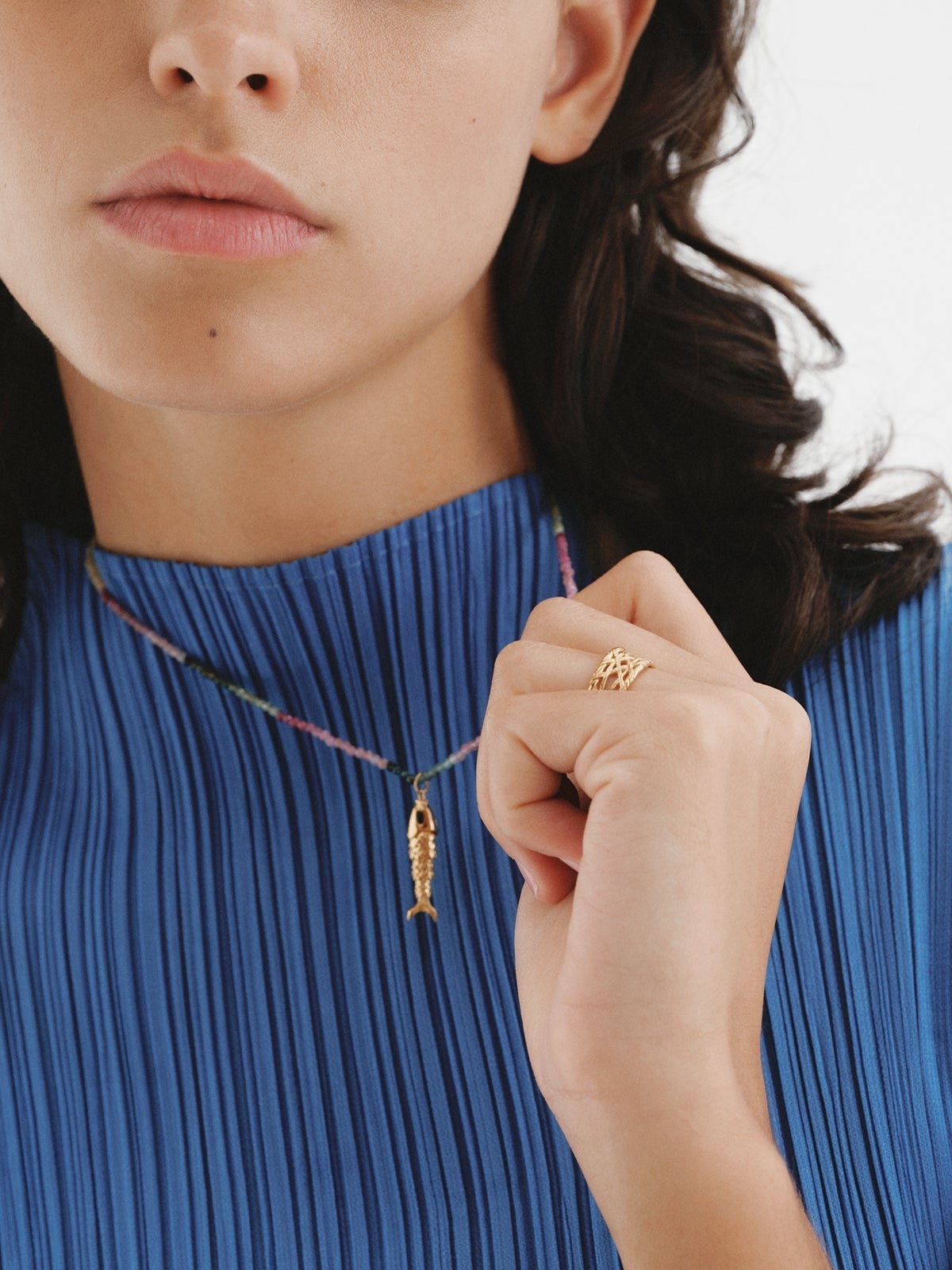 Charm de plata 925 bañada en oro amarillo de 18K con esmalte negro y forma de pez