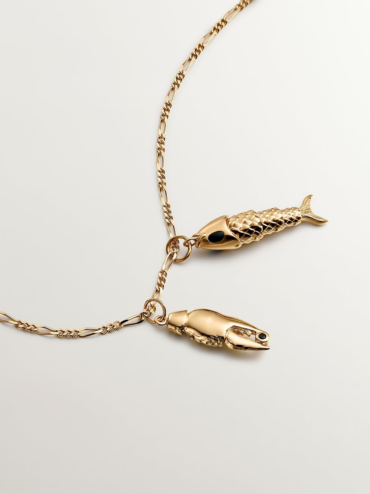 Charm de plata 925 bañada en oro amarillo de 18K con esmalte negro y forma de pez