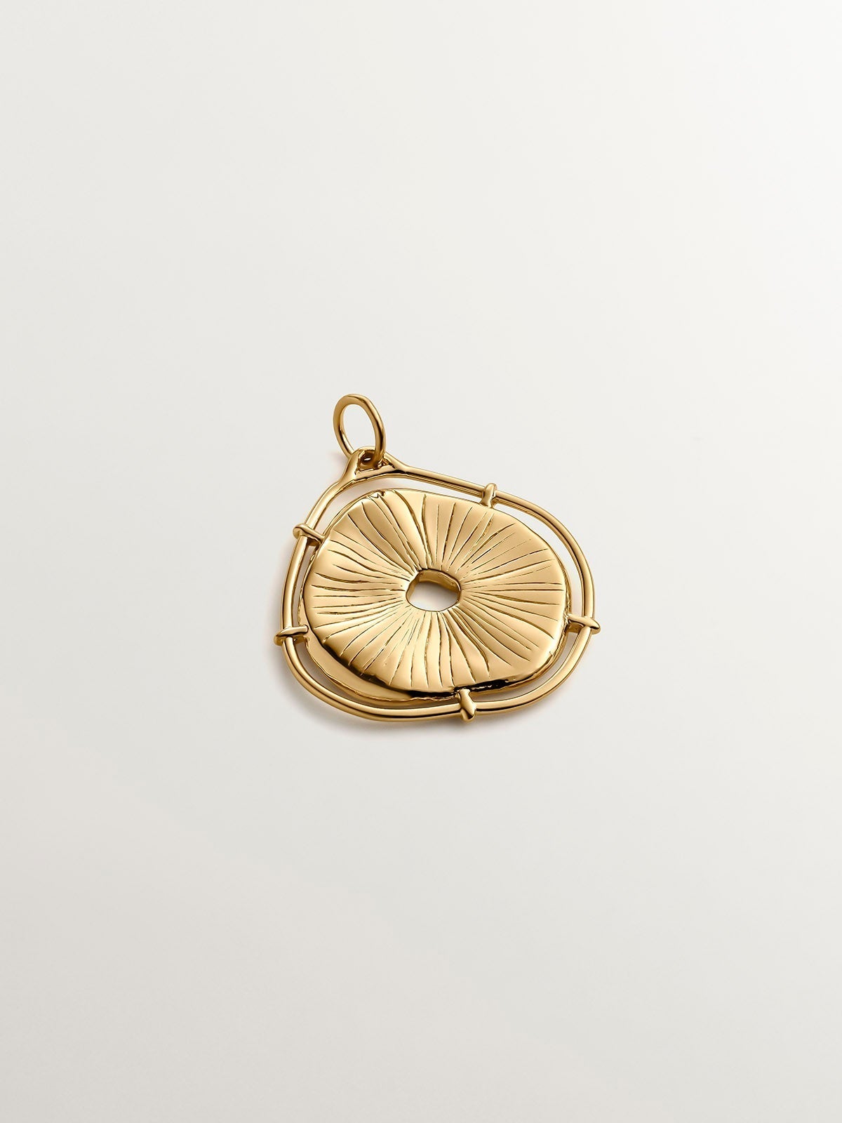 Charm de plata 925 bañada en oro amarillo de 18K con forma de medalla irregular y topacios blancos