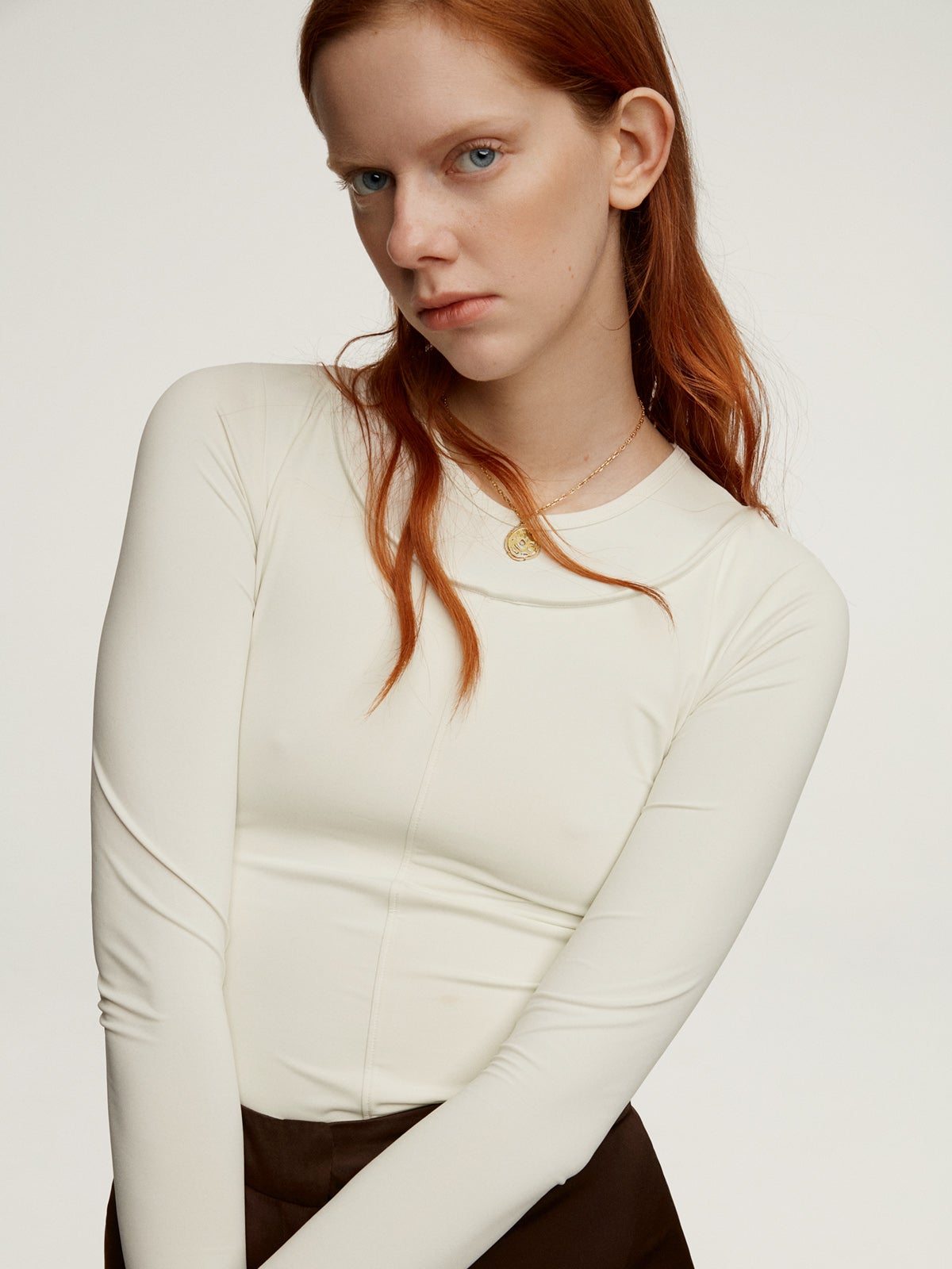 Charm de plata 925 bañada en oro amarillo de 18K con forma de medalla irregular y topacios blancos