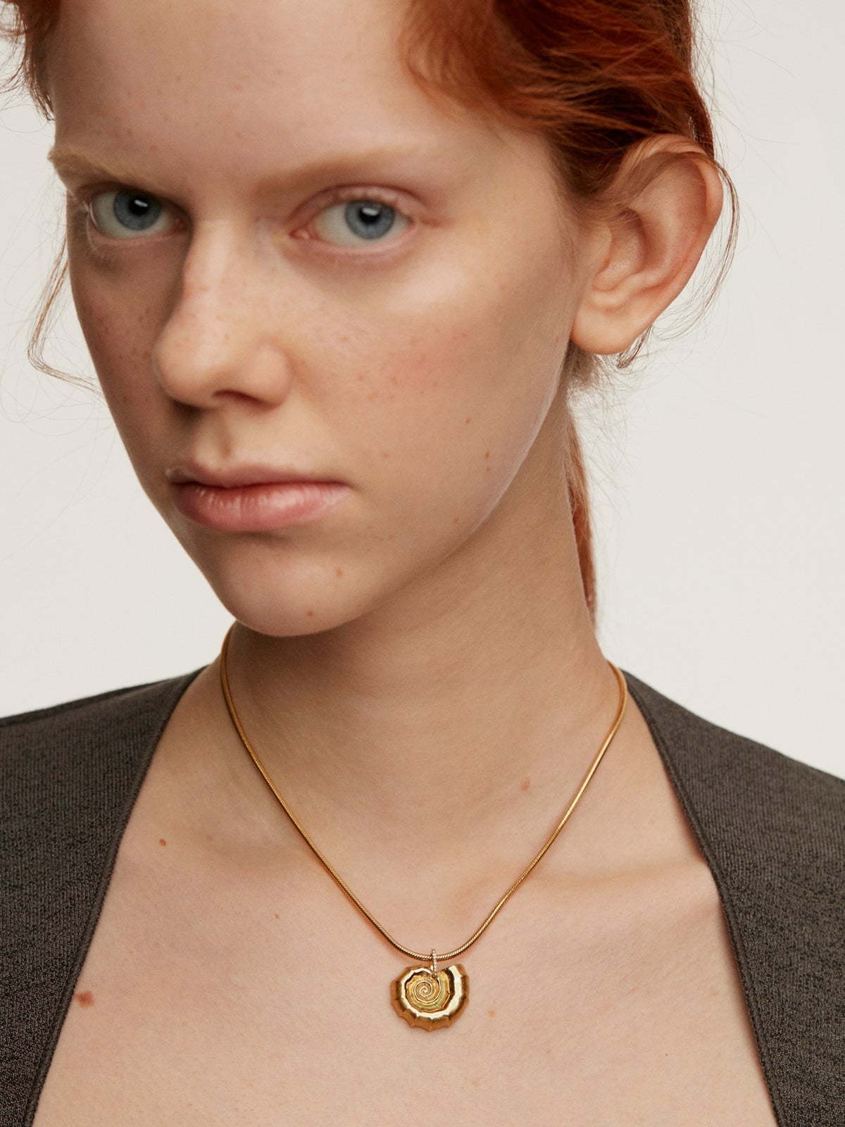 Charm de plata 925 bañada en oro amarillo de 18K con esmaltado azul y topacios blancos con forma de caracola