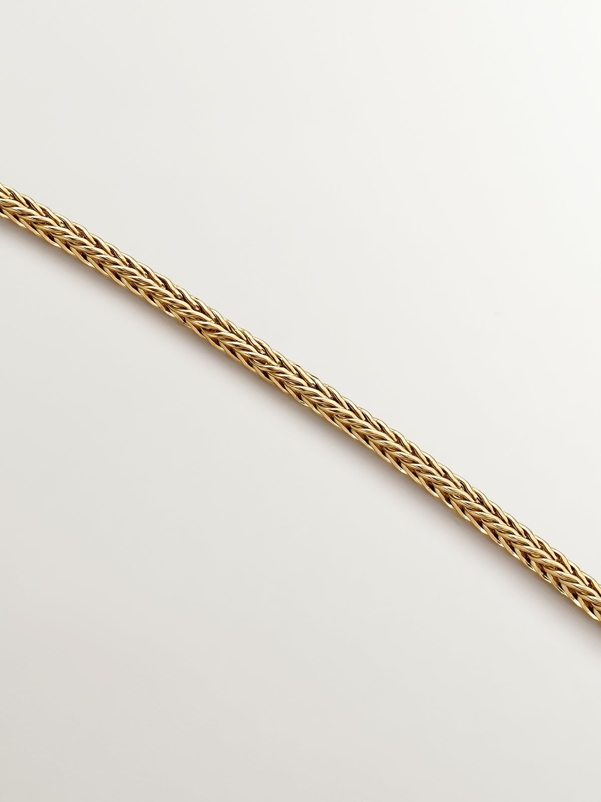 Colgante ovalado de plata 925 bañada en oro amarillo de 18K con relieve