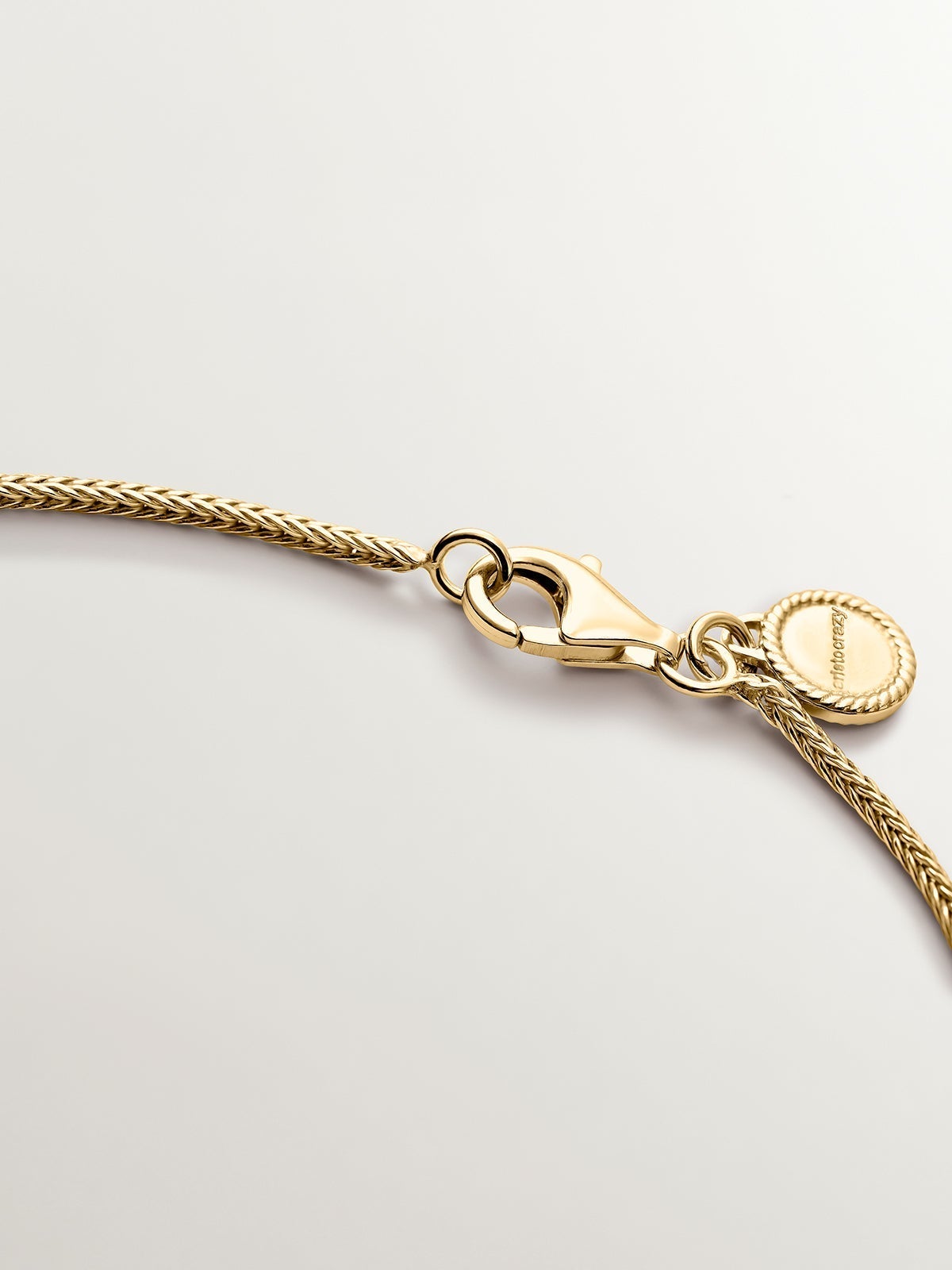 Colgante ovalado de plata 925 bañada en oro amarillo de 18K con relieve