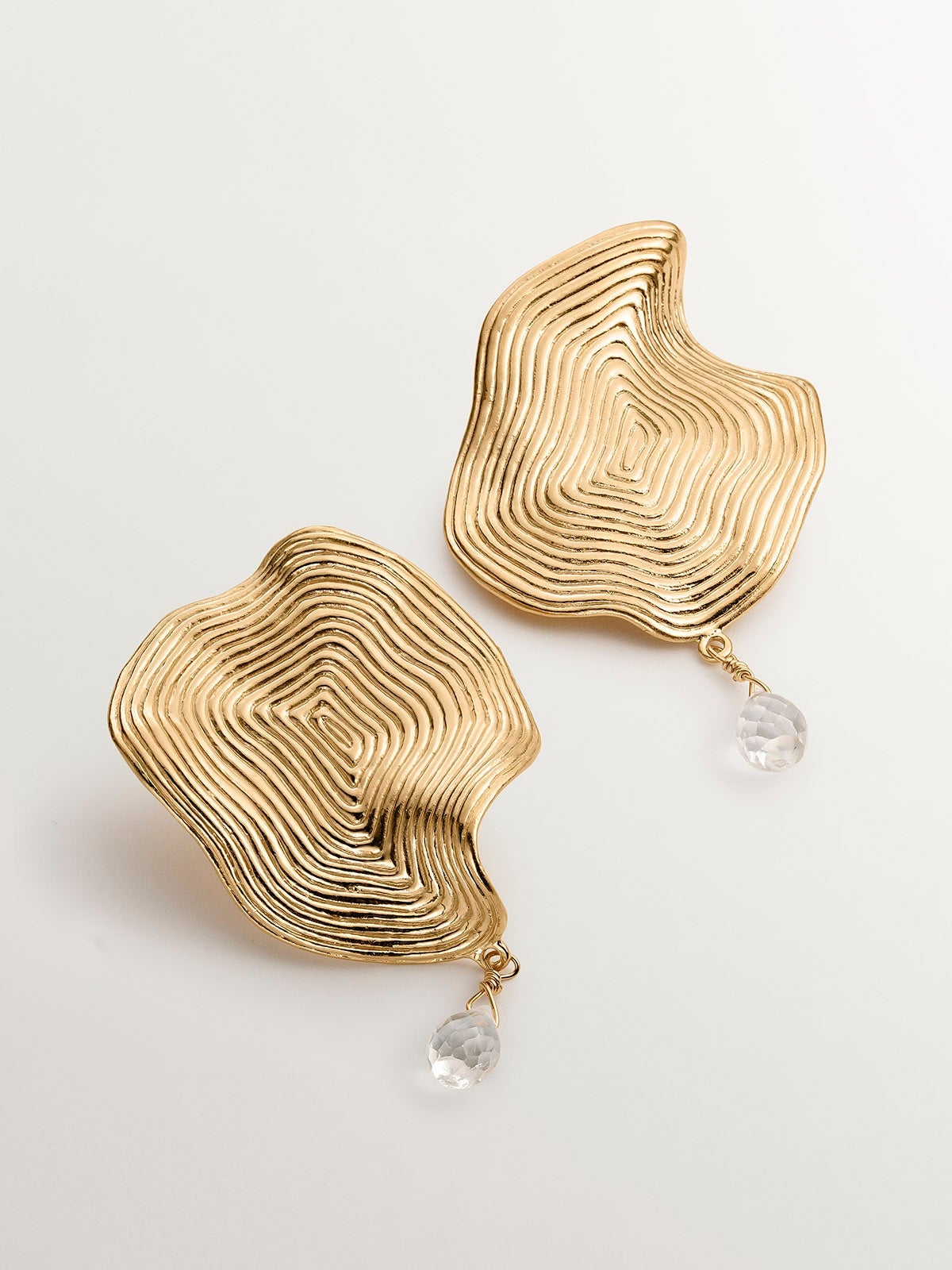 Pendientes ondulados grandes de plata 925 bañada en oro amarillo de 18K con topacio blanco
