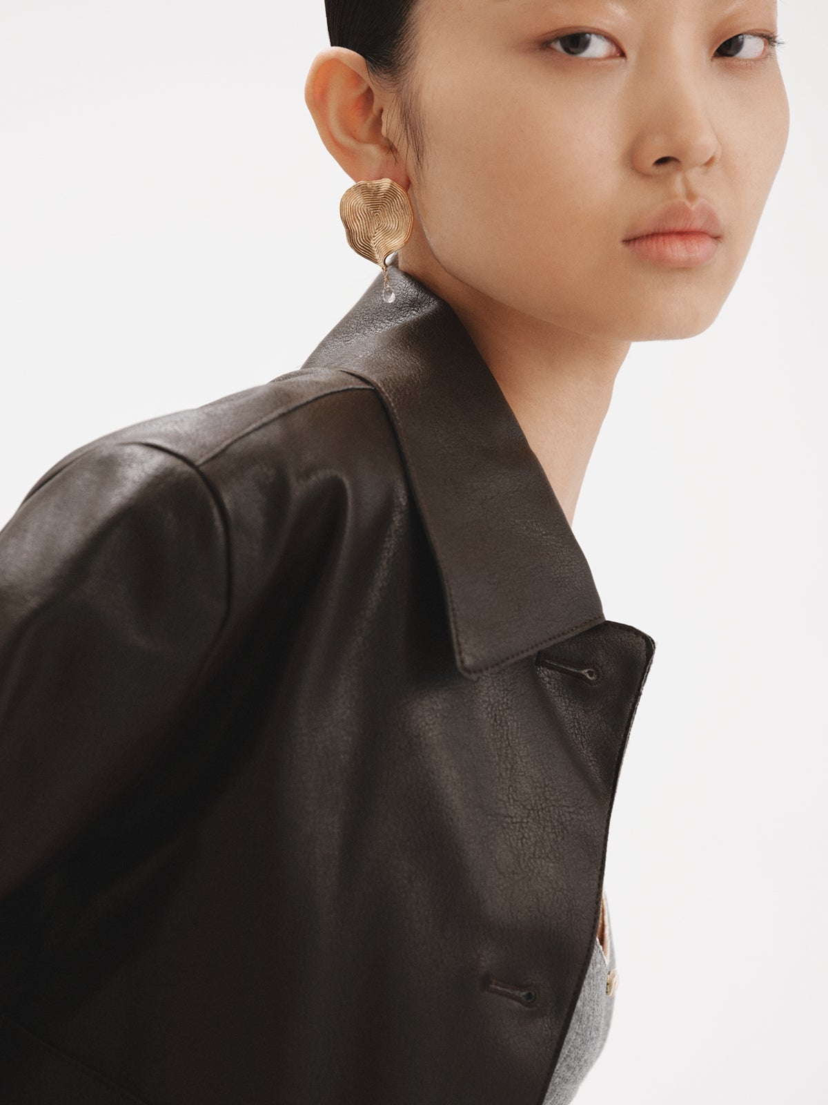 Pendientes ondulados grandes de plata 925 bañada en oro amarillo de 18K con topacio blanco