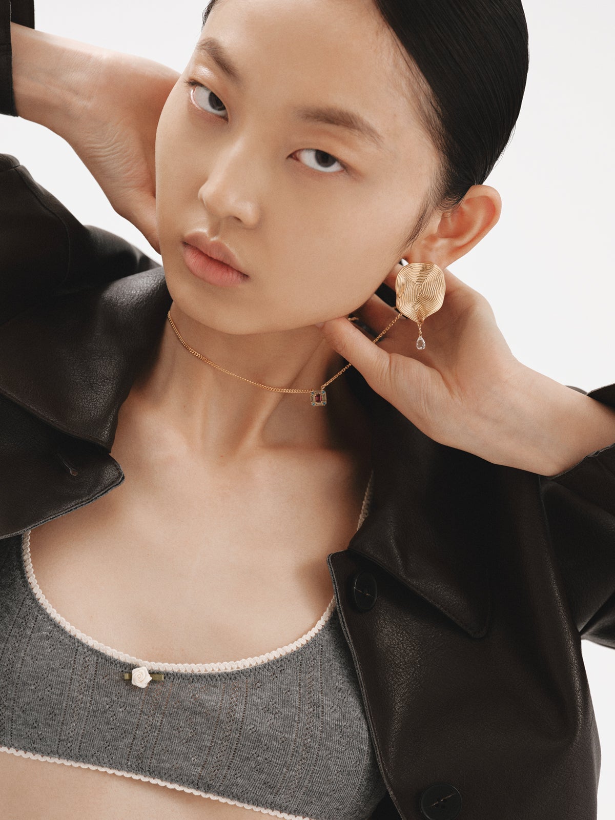 Pendientes ondulados grandes de plata 925 bañada en oro amarillo de 18K con topacio blanco