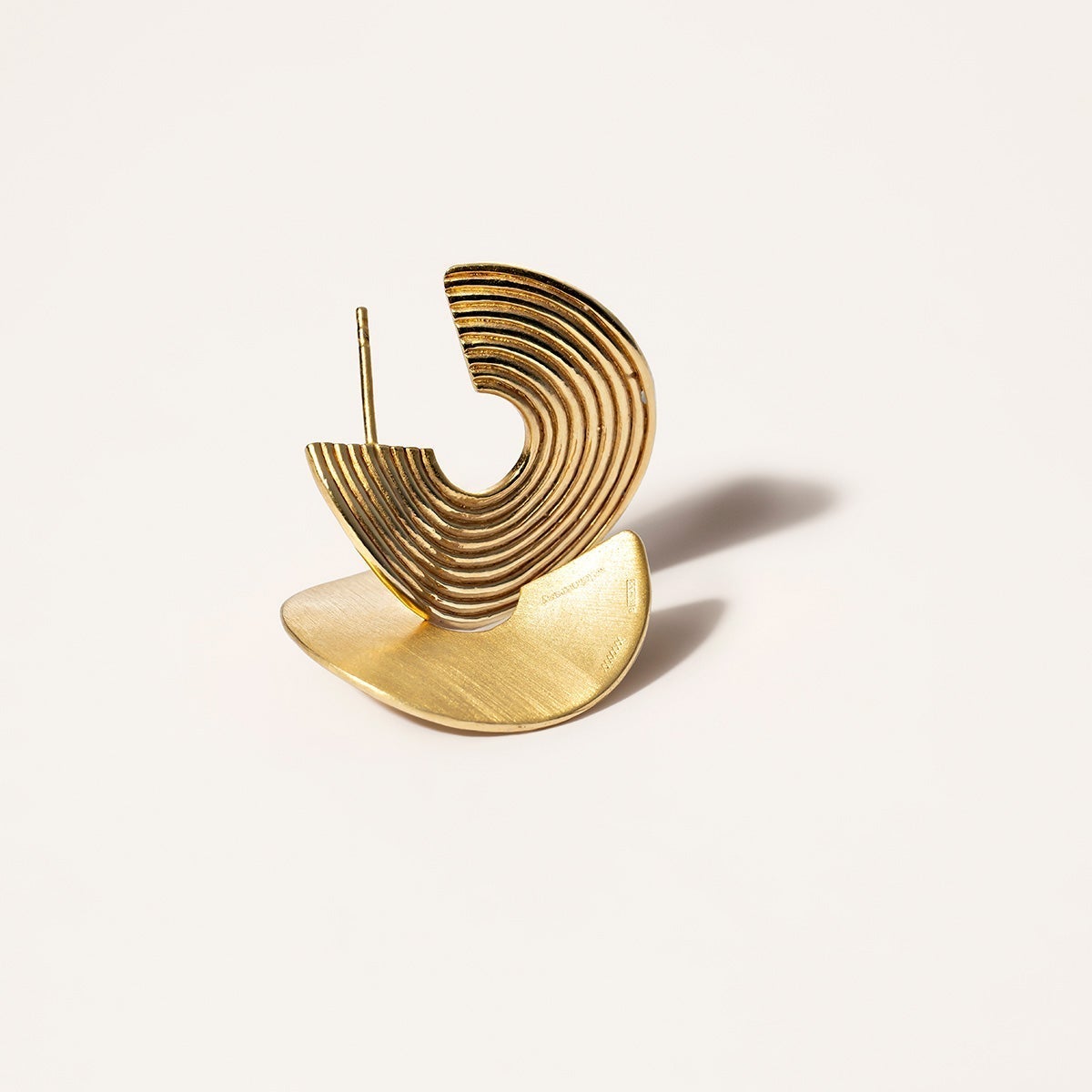 Pendientes de aro medianos de plata 925 bañada en oro amarillo de 18K con relieve y forma irregular