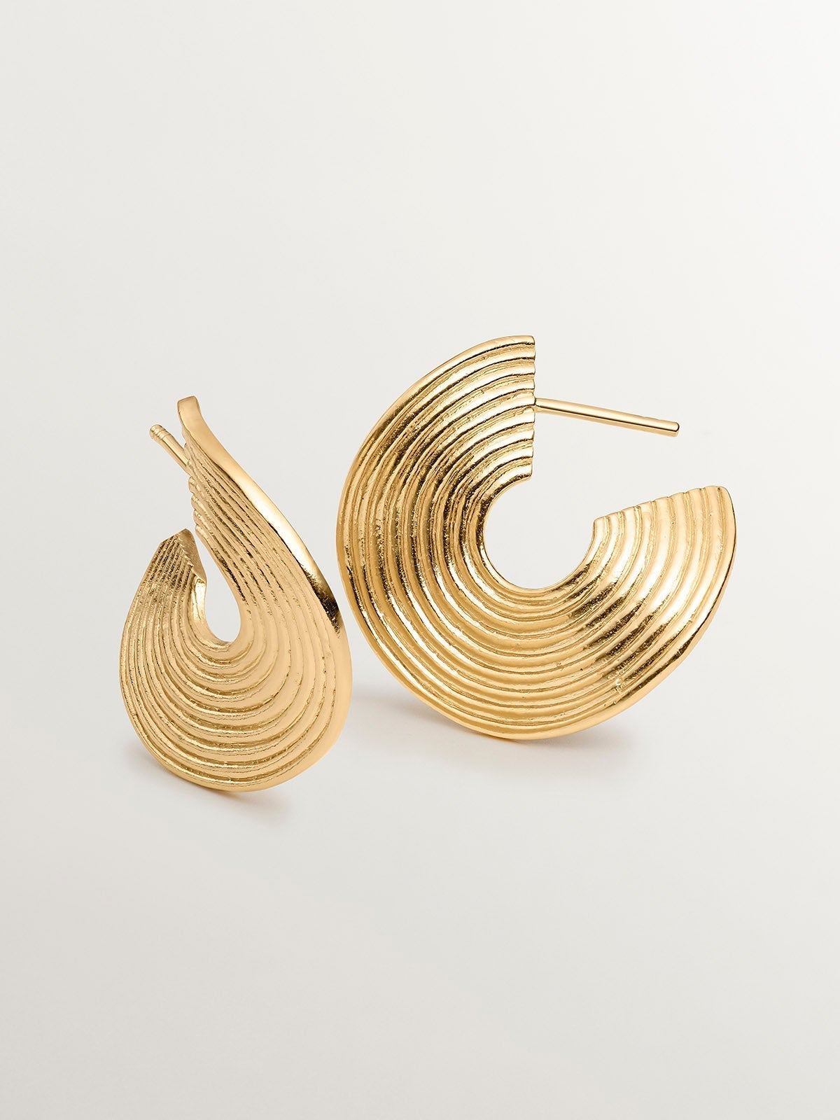 Pendientes de aro medianos de plata 925 bañada en oro amarillo de 18K con relieve y forma irregular