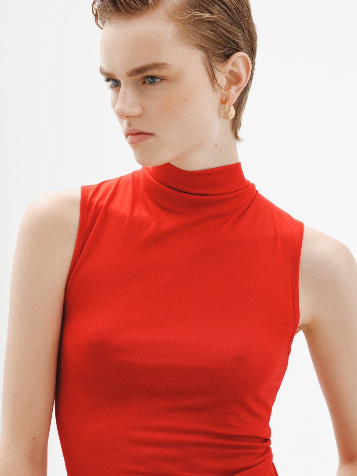 Pendientes de aro medianos de plata 925 bañada en oro amarillo de 18K con relieve y forma irregular