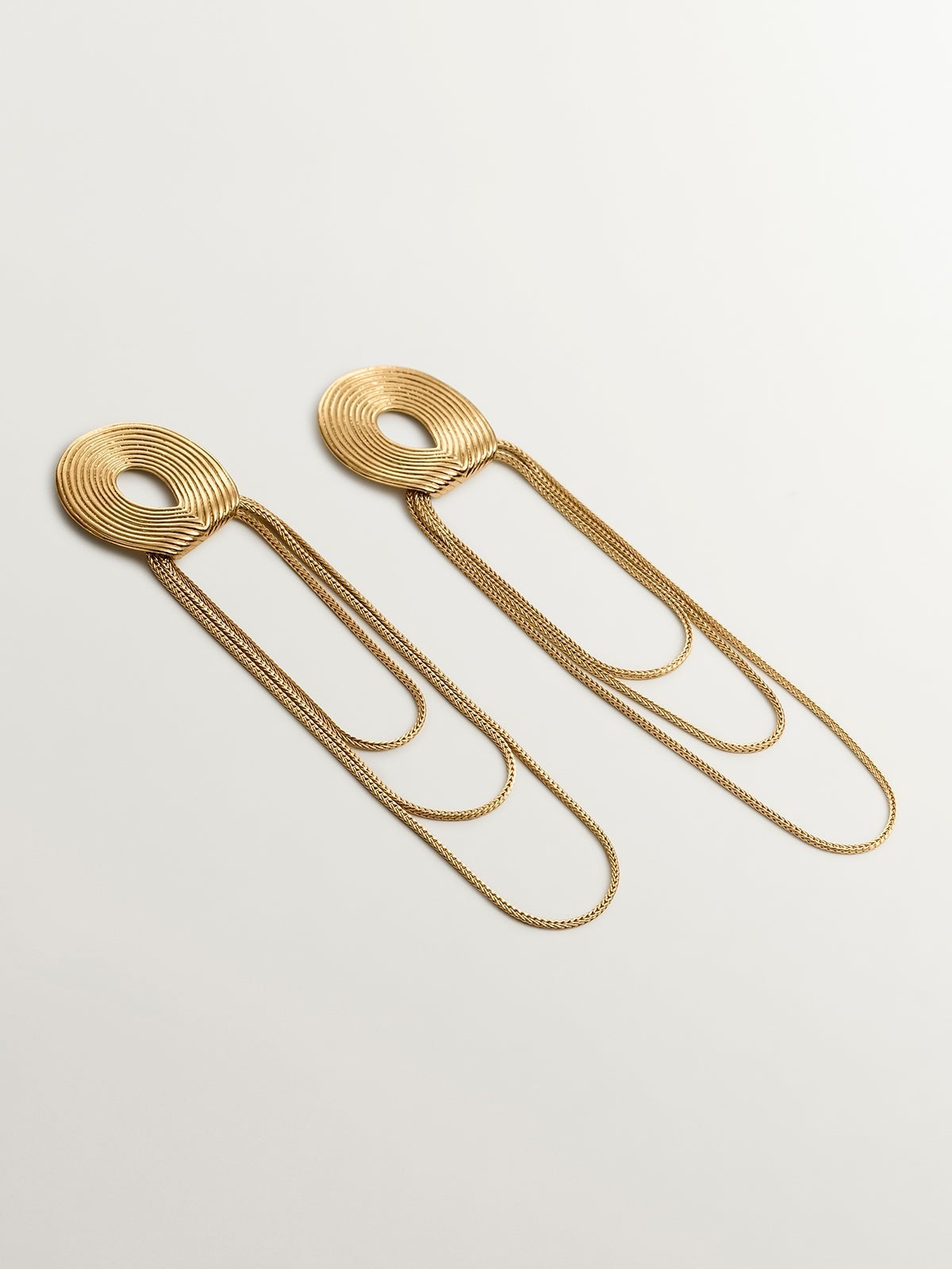 Pendientes grandes de plata 925 bañada en oro amarillo de 18K con relieve y cadenas
