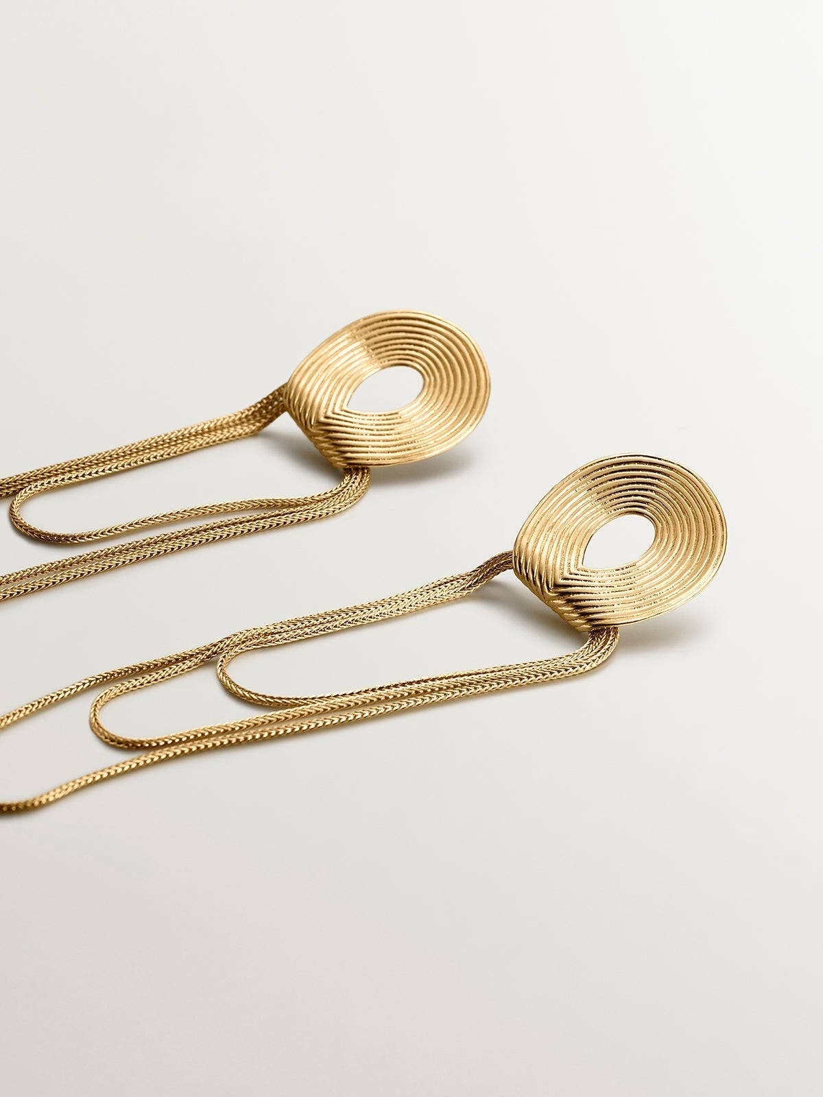 Pendientes grandes de plata 925 bañada en oro amarillo de 18K con relieve y cadenas