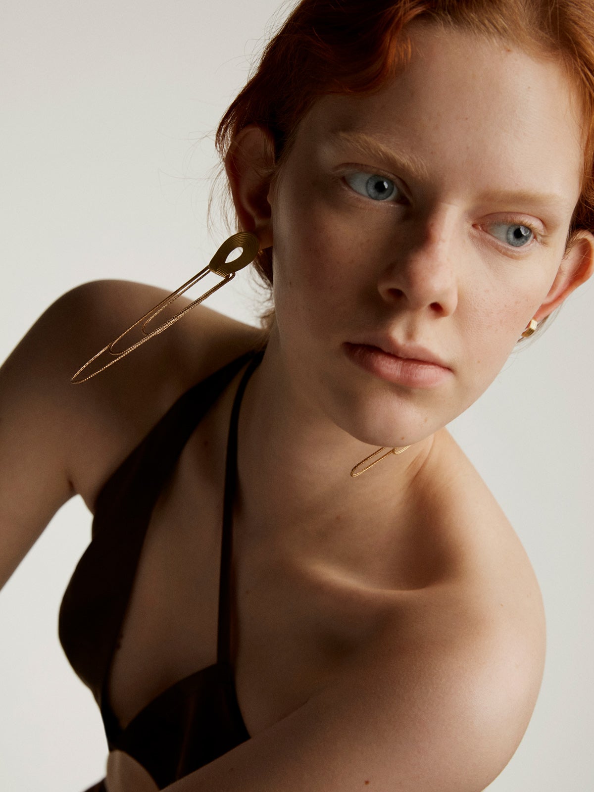 Pendientes grandes de plata 925 bañada en oro amarillo de 18K con relieve y cadenas