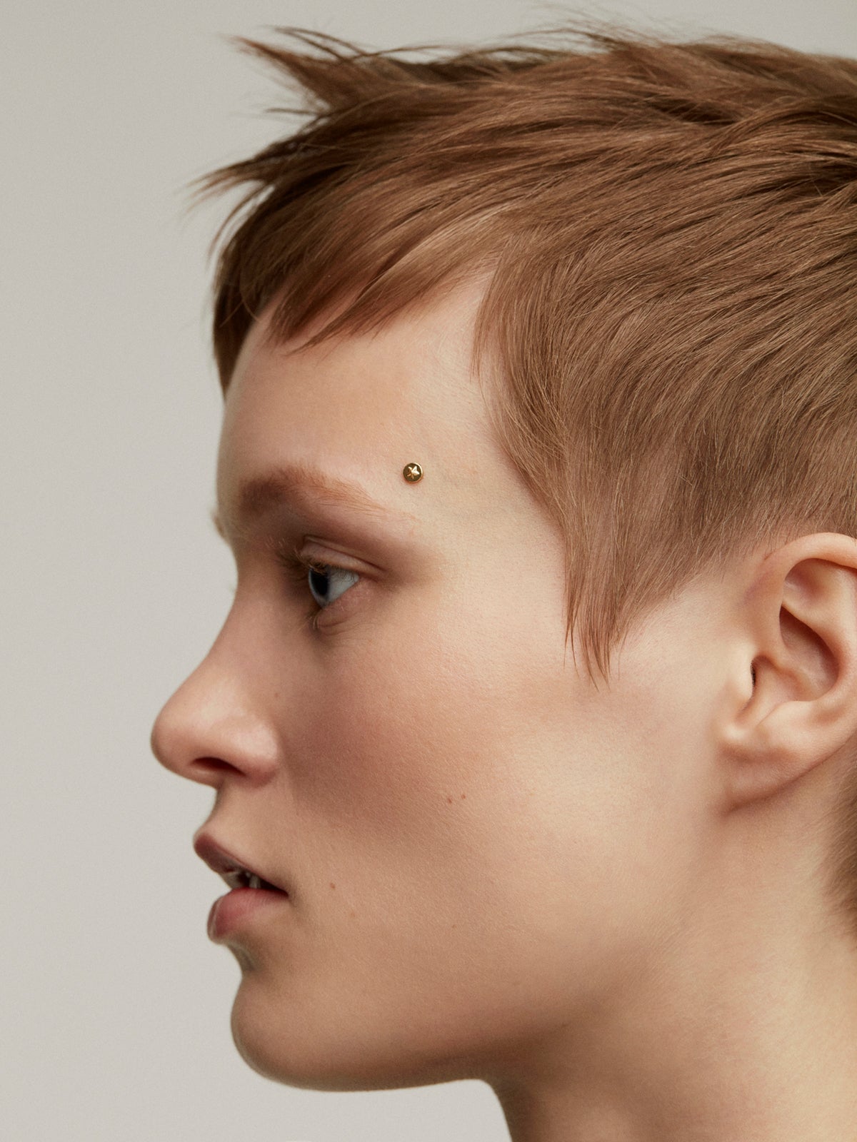 Microdermal de oro amarillo de 18K y titanio con estrella