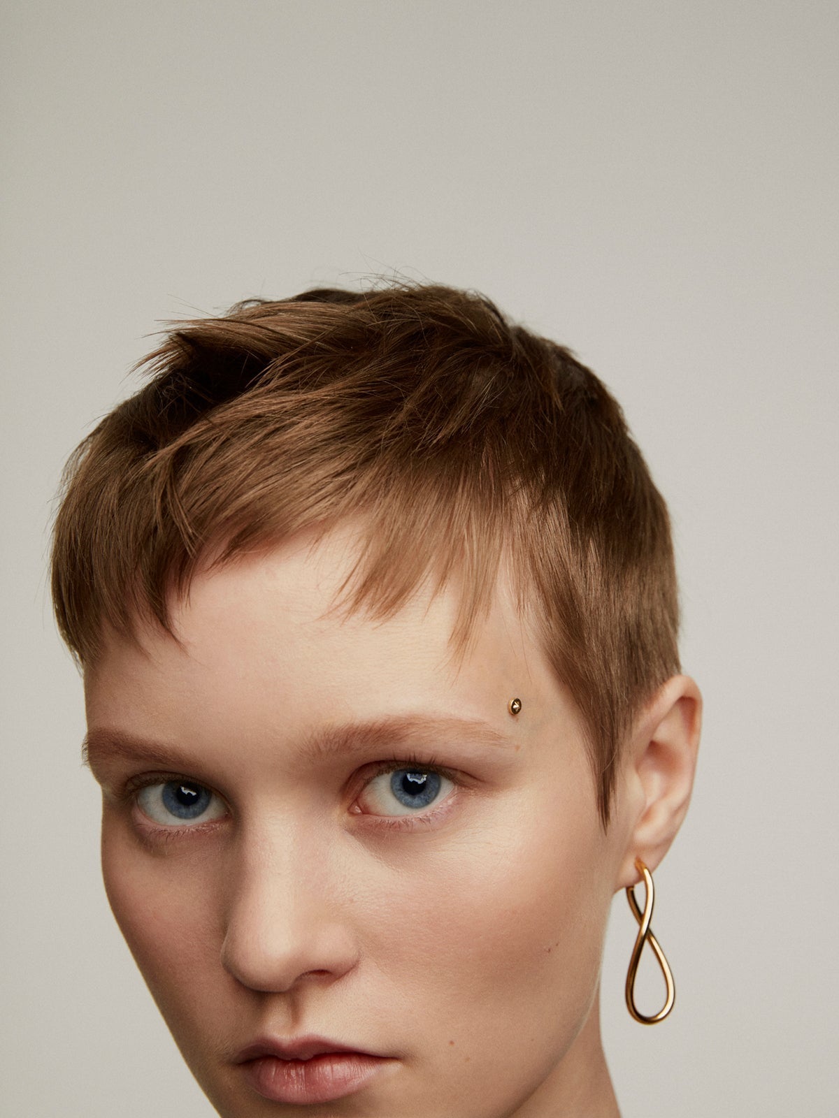 Microdermal de oro amarillo de 18K y titanio con estrella