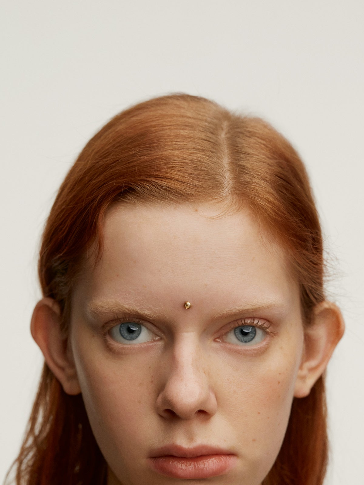 Microdermal de oro amarillo de 18K y titanio con smiley