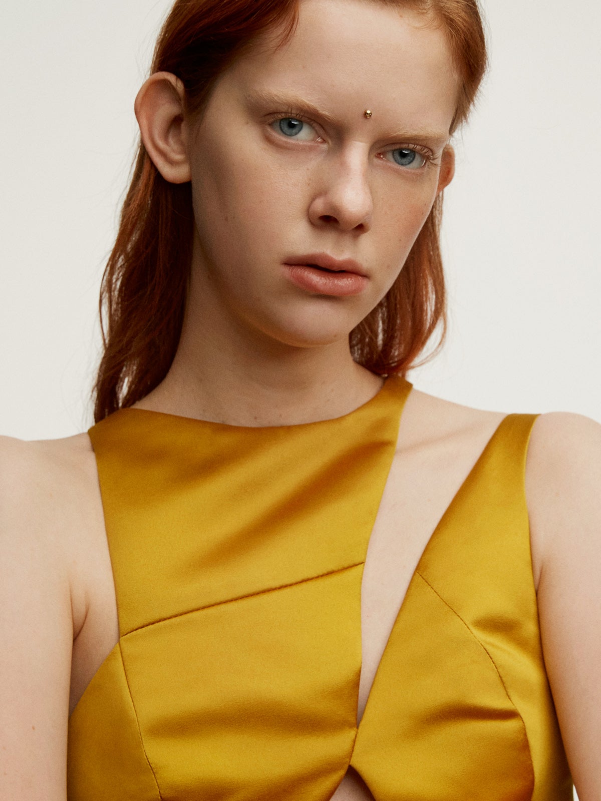 Microdermal de oro amarillo de 18K y titanio con smiley