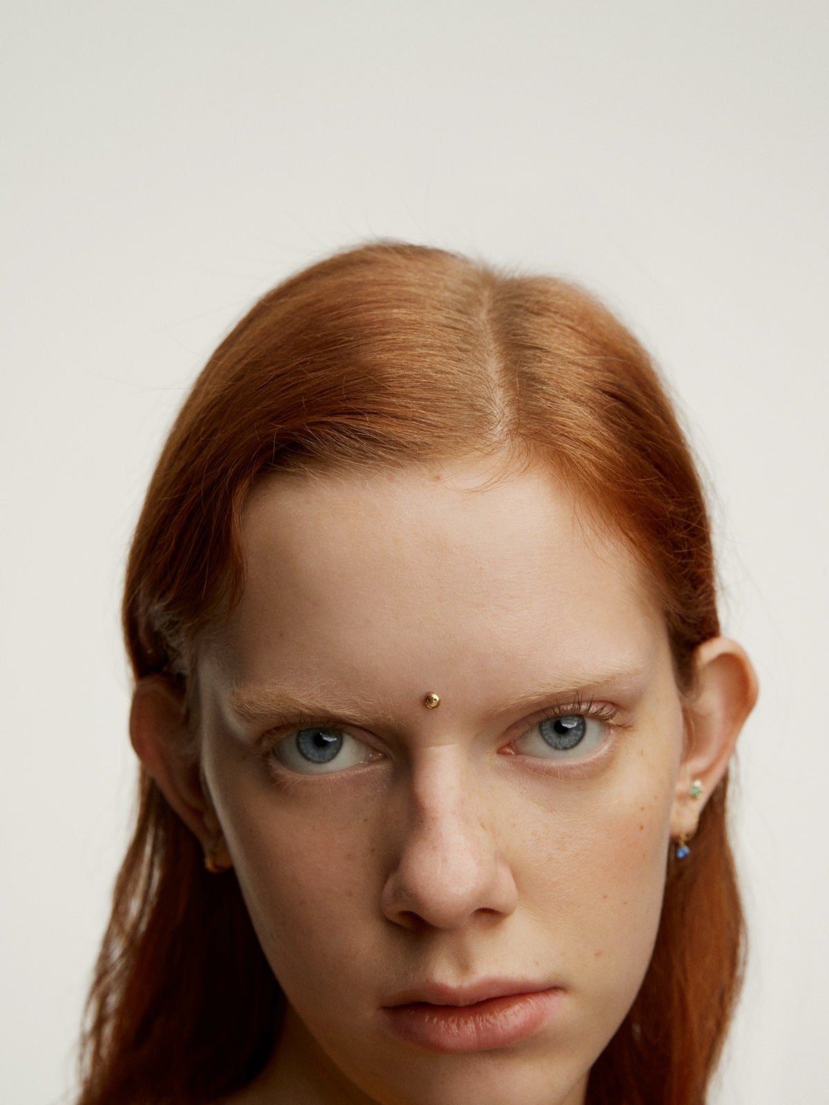 Microdermal de oro amarillo de 18K y titanio con smiley