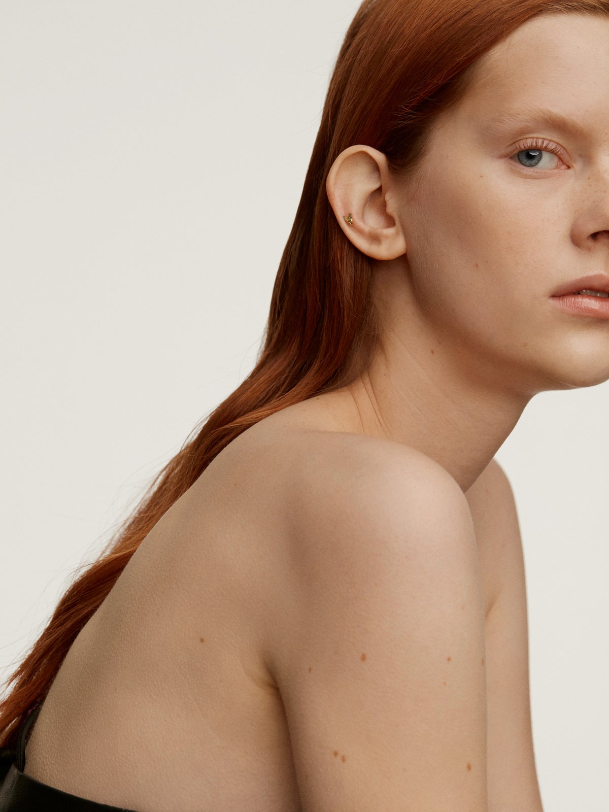 Piercing de oro amarillo de 18K con esmeraldas y forma de alas