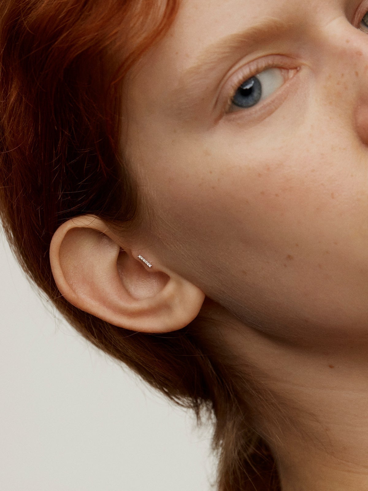 Piercing solitario de oro blanco de 18K con diamantes en talla brillante de 0,02 cts