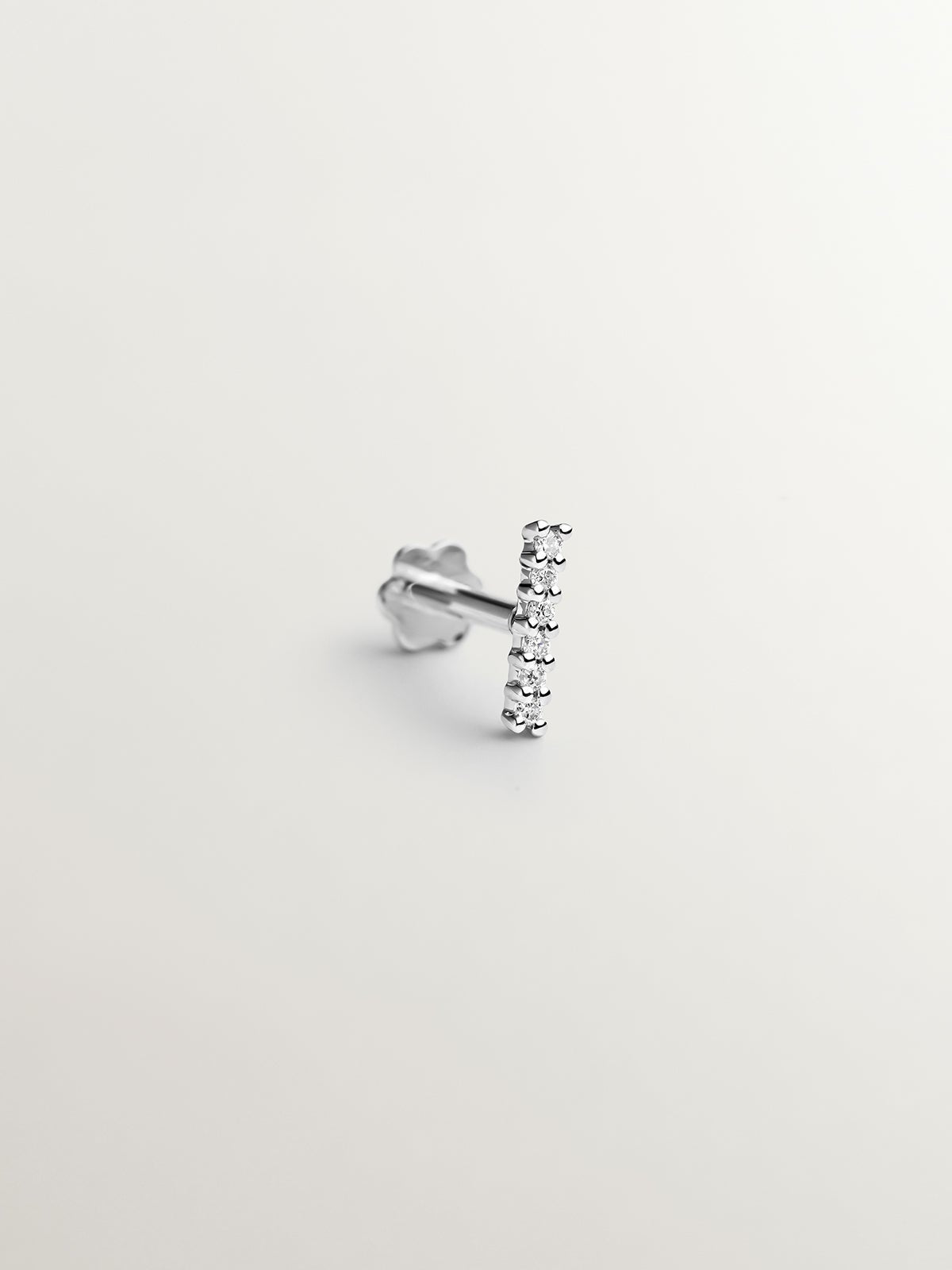 Piercing solitario de oro blanco de 18K con diamantes en talla brillante de 0,02 cts