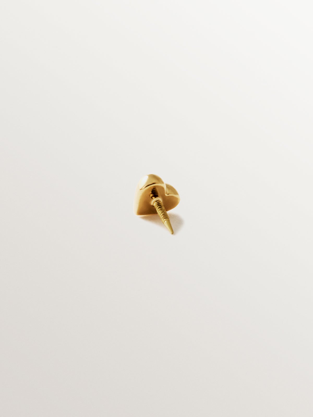 Piercing de oro amarillo de 18K con forma de corazón