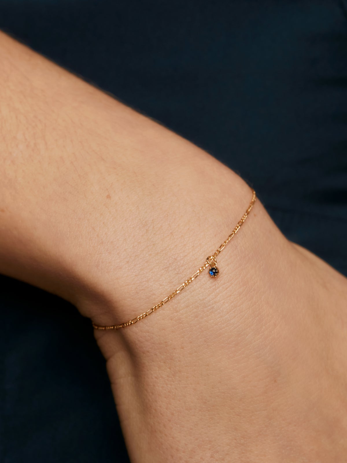 Charm de oro amarillo de 14K con zafiro azul