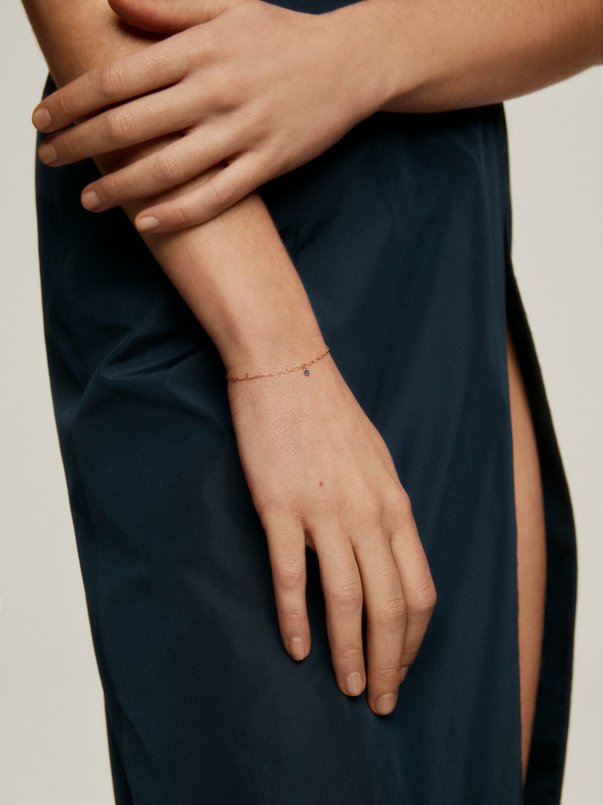 Charm de oro amarillo de 14K con zafiro azul