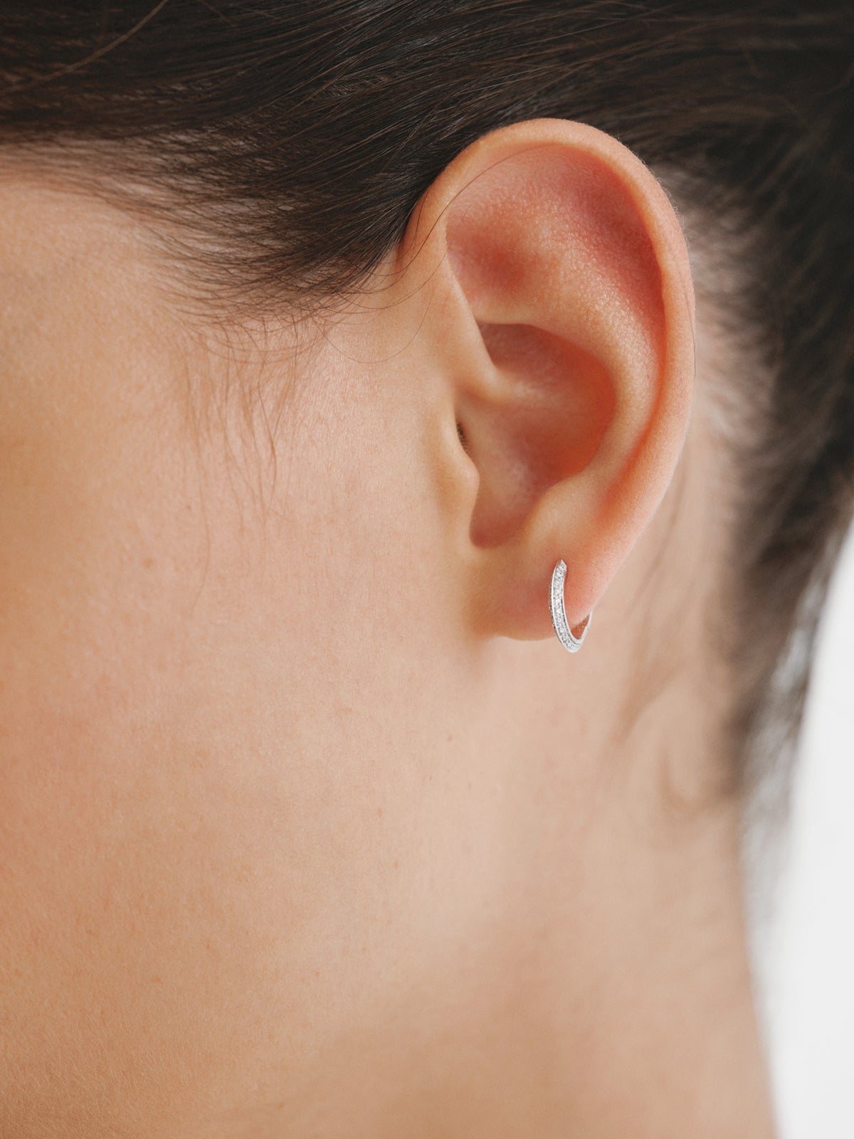 Pendiente individual de aro pequeño de oro blanco de 18K con diamantes de 0,07cts