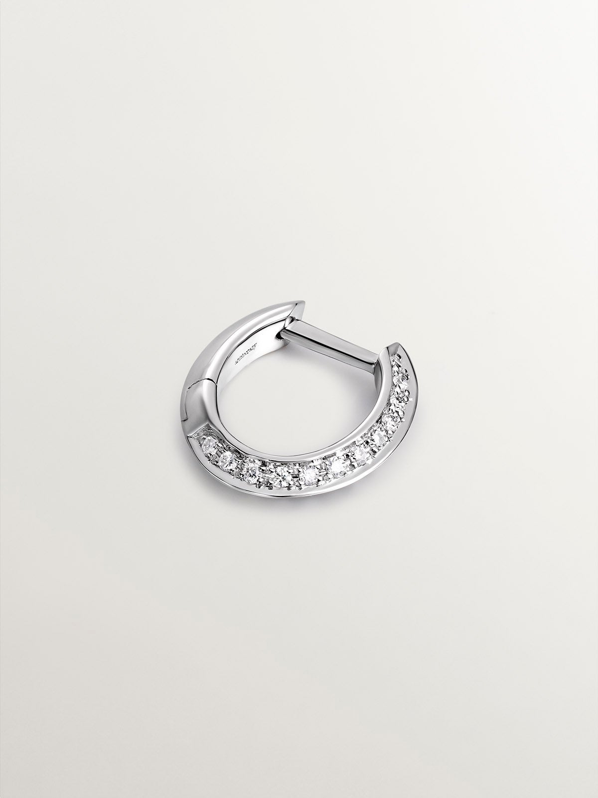 Pendiente individual de aro pequeño de oro blanco de 18K con diamantes de 0,07cts