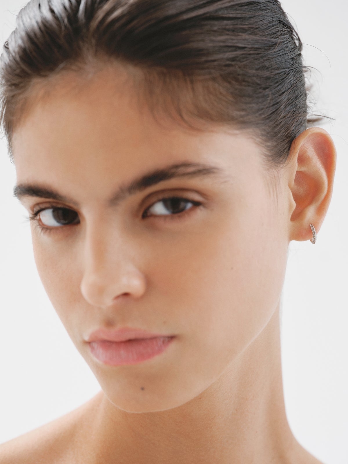 Pendiente individual de aro pequeño de oro blanco de 18K con diamantes de 0,07cts