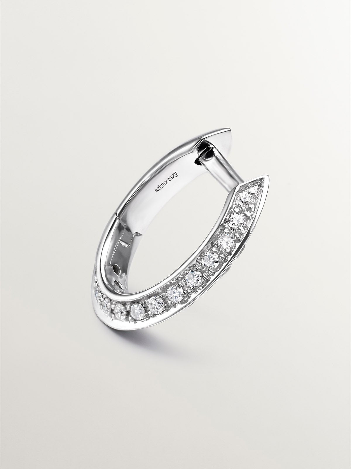 Pendiente individual de aro pequeño de oro blanco de 18K con diamantes de 0,07cts