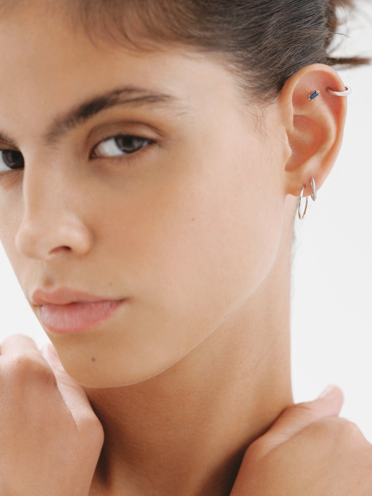 Pendiente individual de aro pequeño de oro blanco de 18K con diamantes de 0,07cts