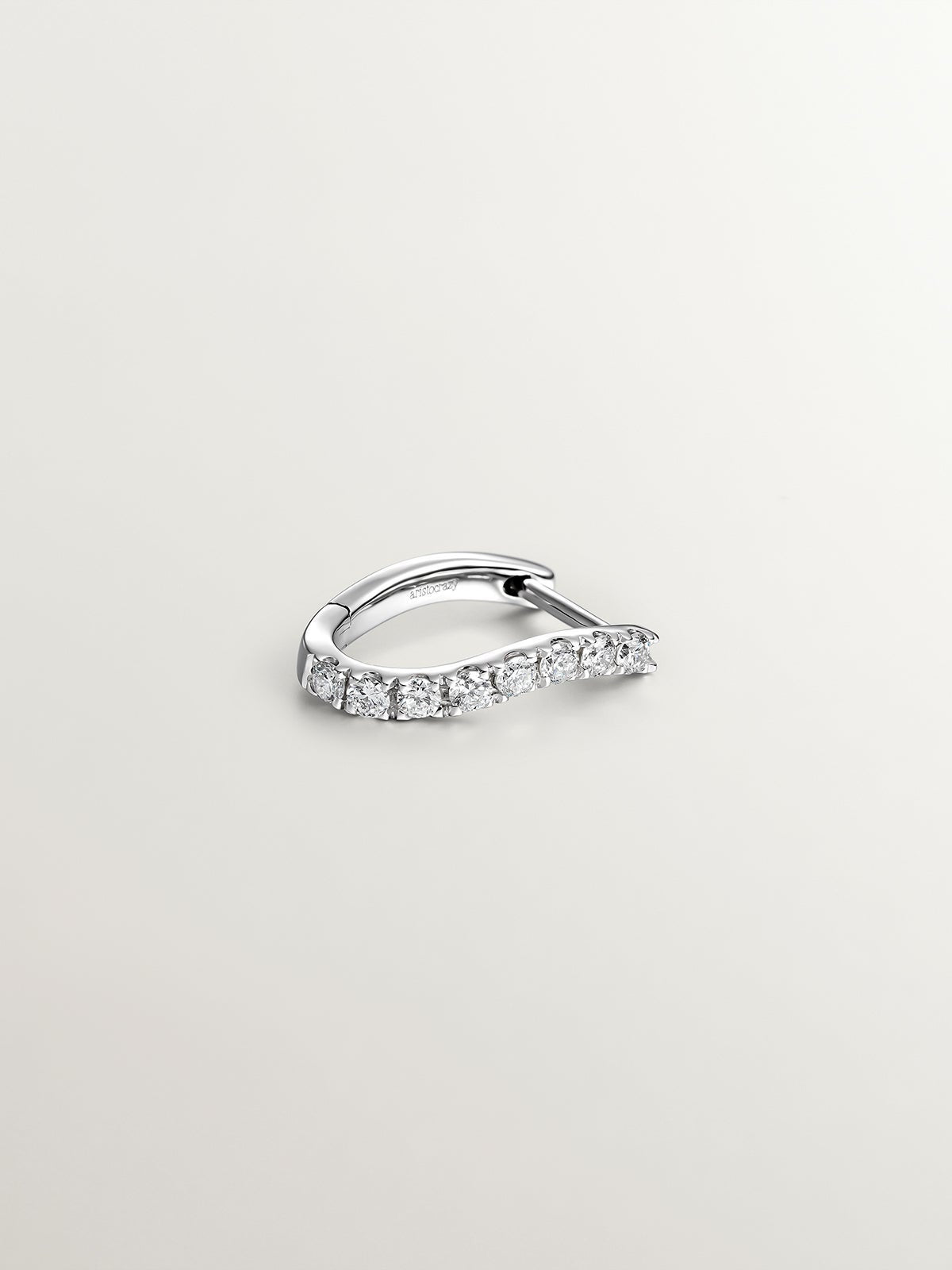 Pendiente individual de aro pequeño de oro blanco de 18K con diamantes y forma ondulada