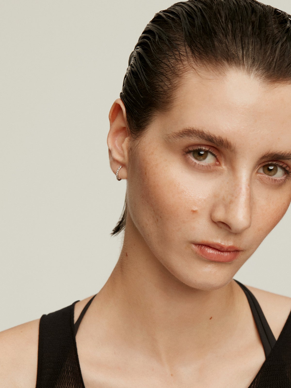 Pendiente individual de aro pequeño de oro blanco de 18K con diamantes y forma ondulada