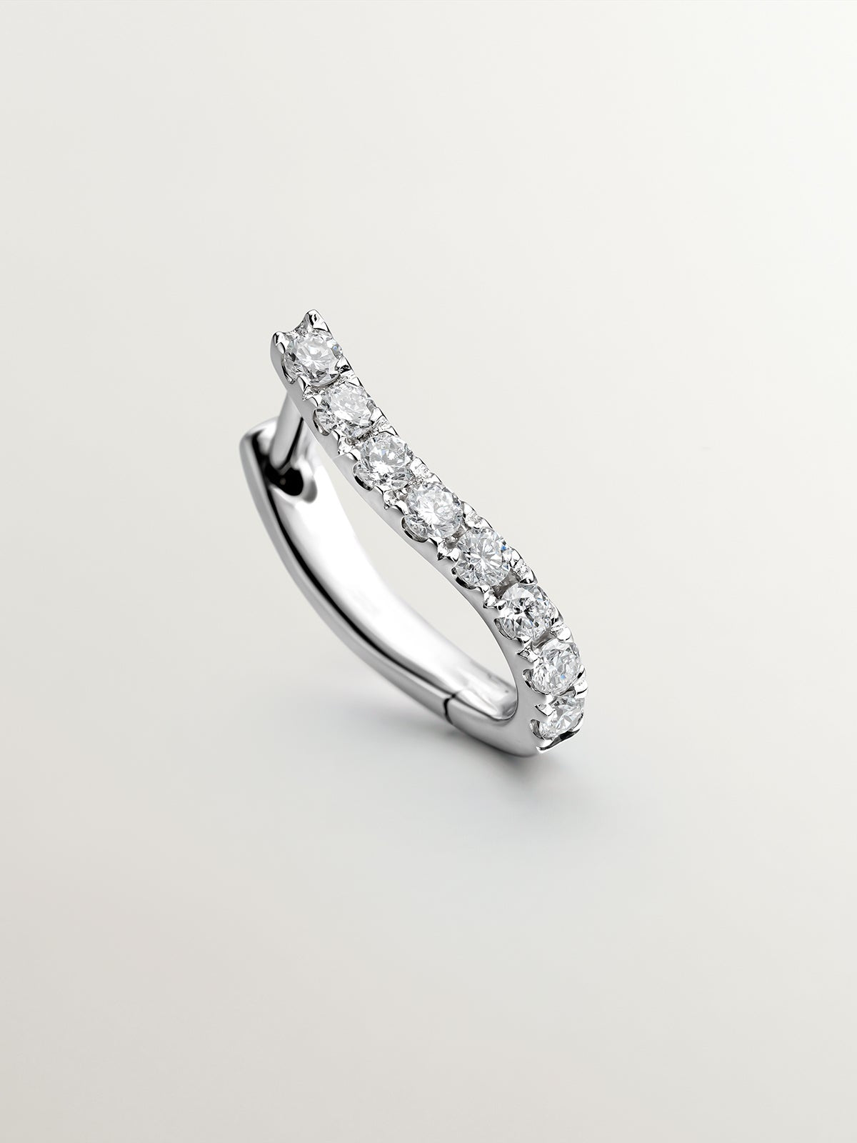 Pendiente individual de aro pequeño de oro blanco de 18K con diamantes y forma ondulada