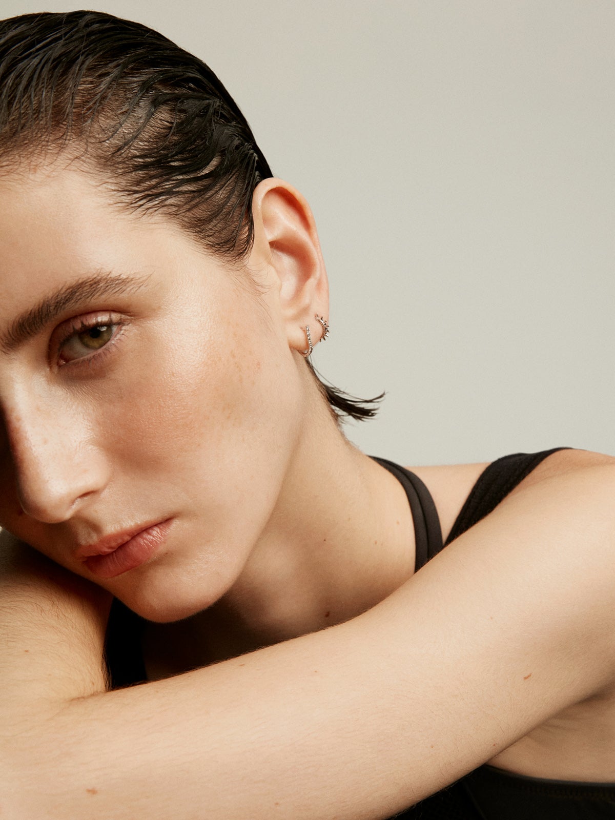 Pendiente individual de aro pequeño de oro blanco de 18K con diamantes y forma ondulada