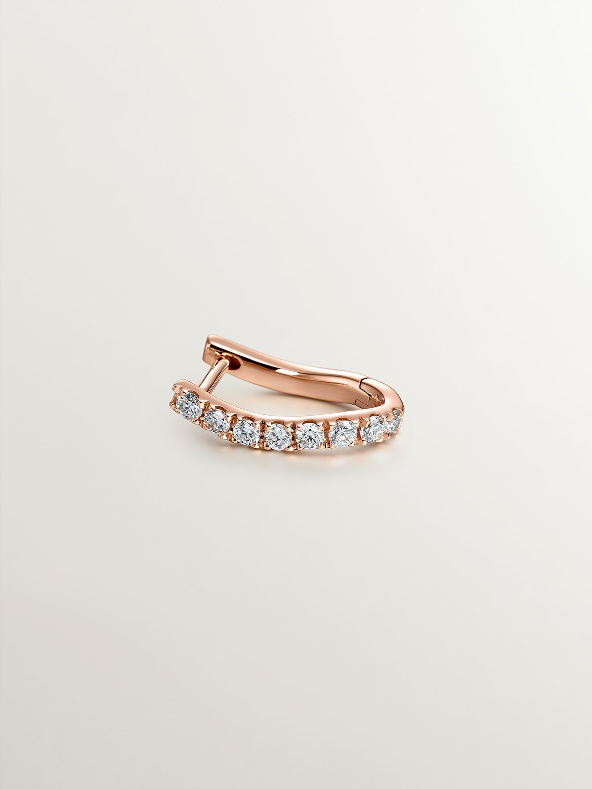 Pendiente individual aro de oro rosa de 18K con diamantes y forma ondulada