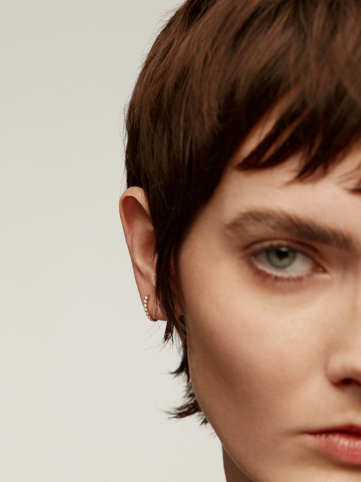 Pendiente individual aro de oro rosa de 18K con diamantes y forma ondulada