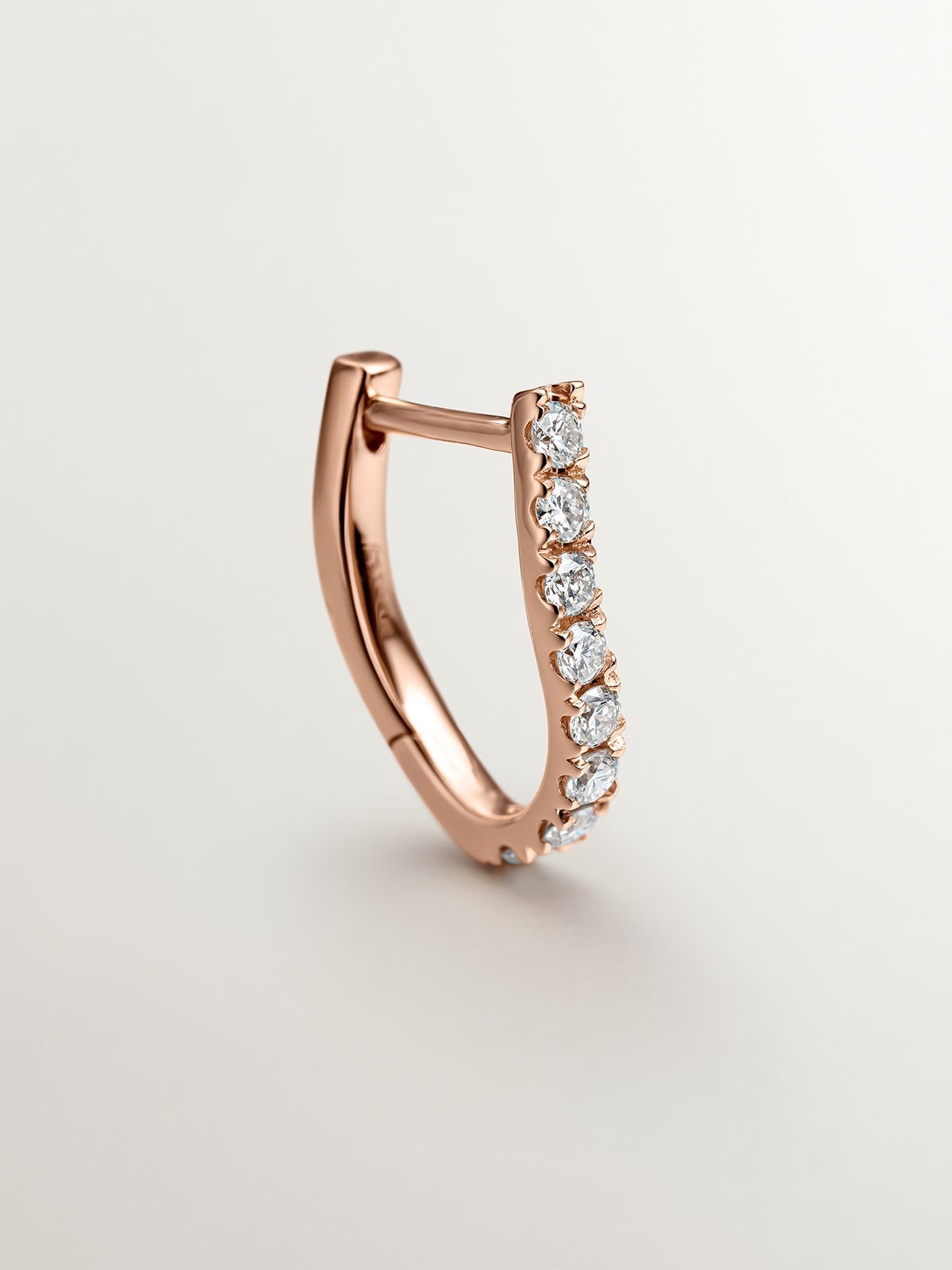 Pendiente individual aro de oro rosa de 18K con diamantes y forma ondulada