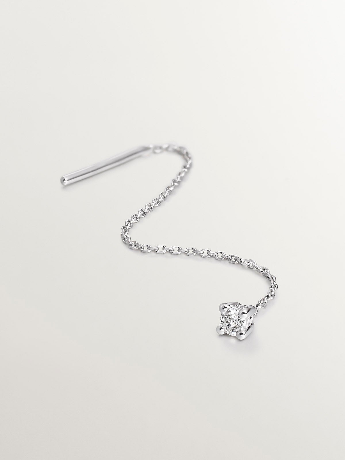 Pendiente individual largo de oro blanco de 18K con cadena y diamante