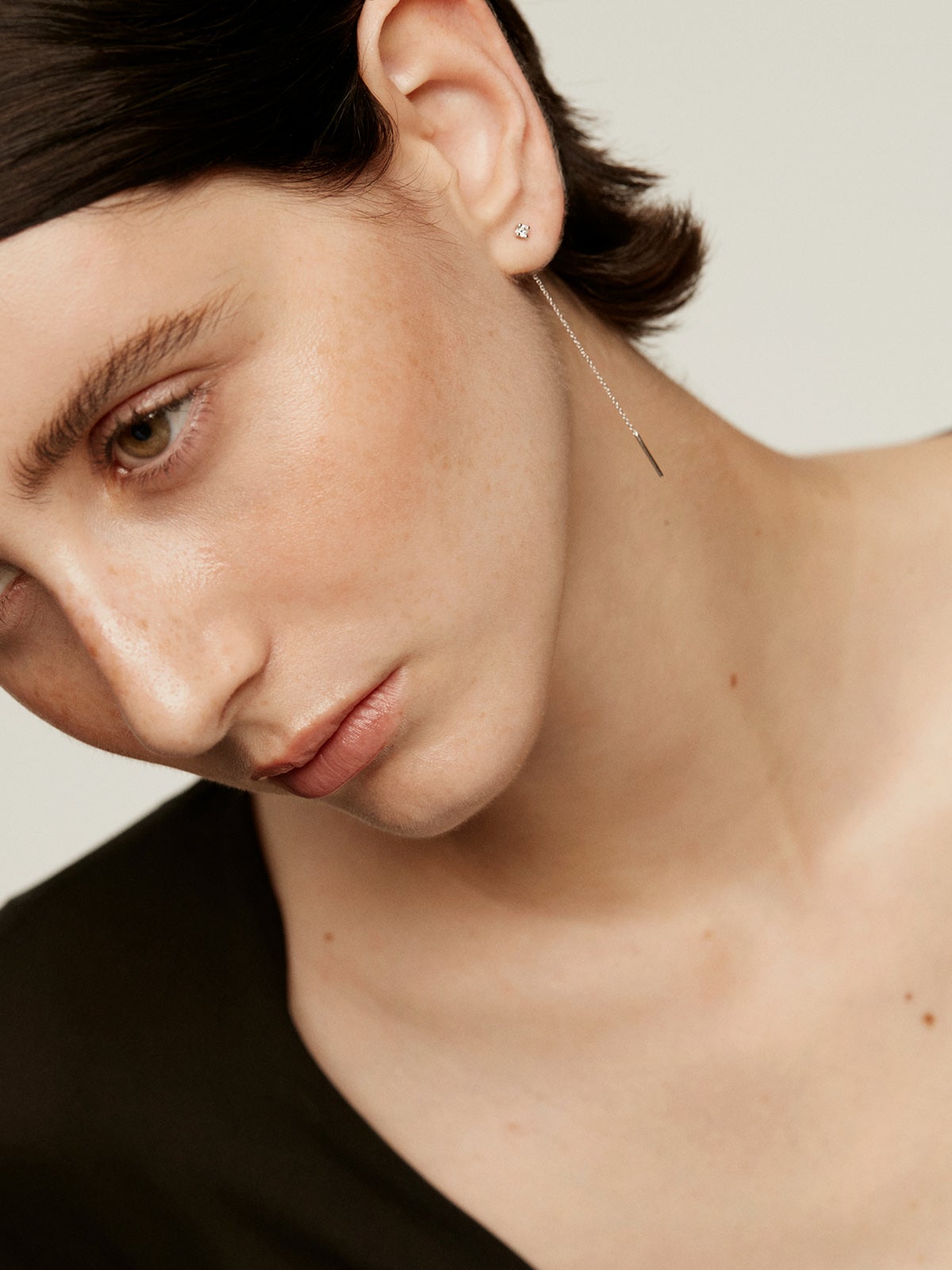 Pendiente individual largo de oro blanco de 18K con cadena y diamante