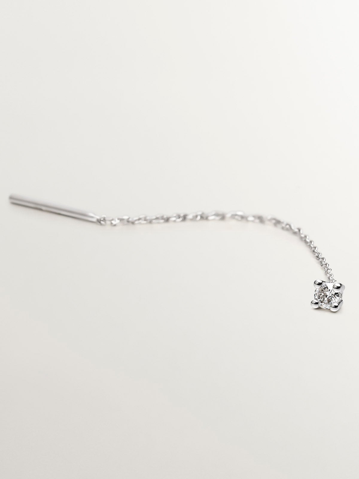 Pendiente individual largo de oro blanco de 18K con cadena y diamante