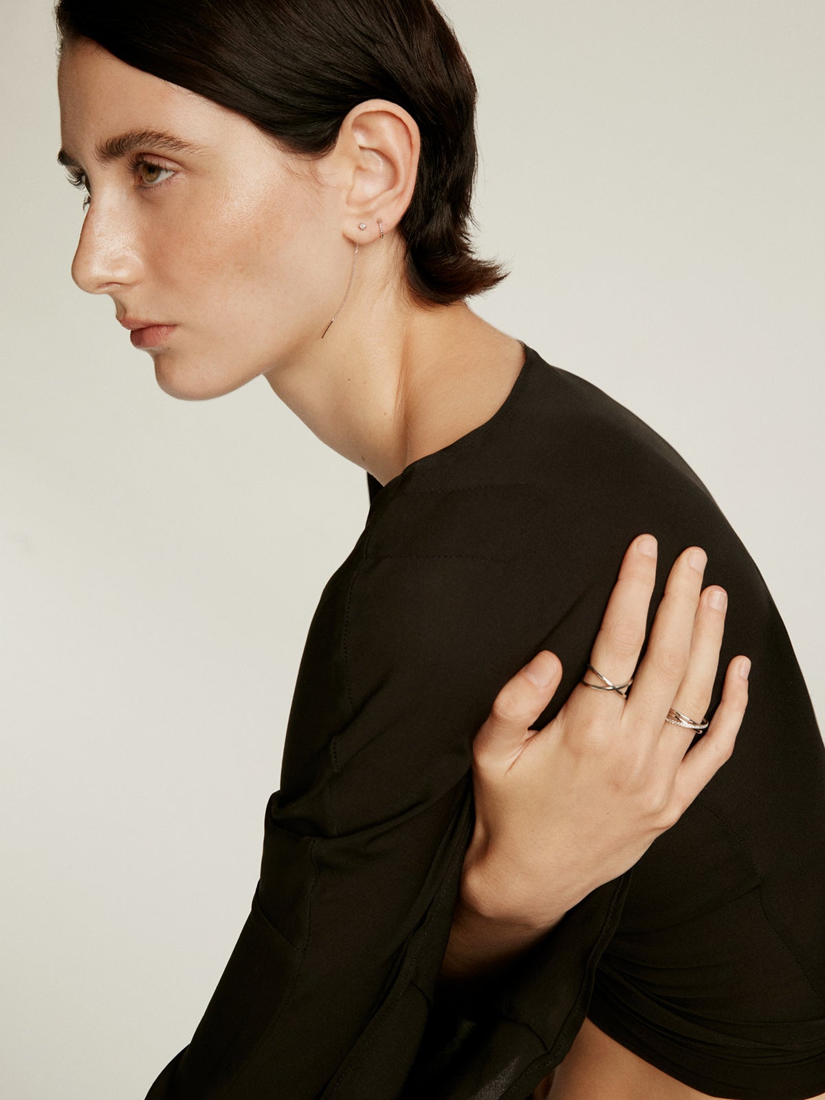 Pendiente individual largo de oro blanco de 18K con cadena y diamante