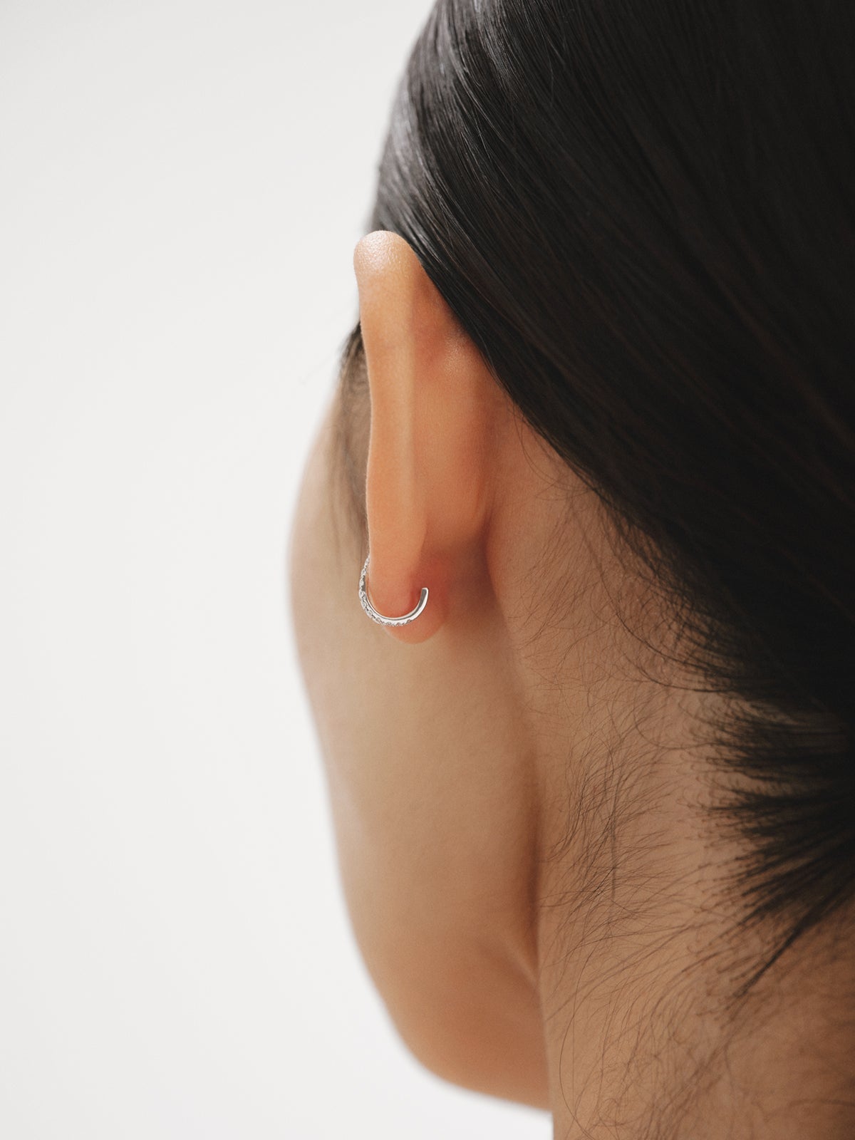 Pendiente individual de aro pequeño de oro blanco de 18K con diamantes de 0,20cts