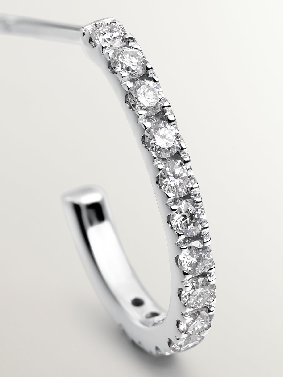 Pendiente individual de aro pequeño de oro blanco de 18K con diamantes de 0,20cts