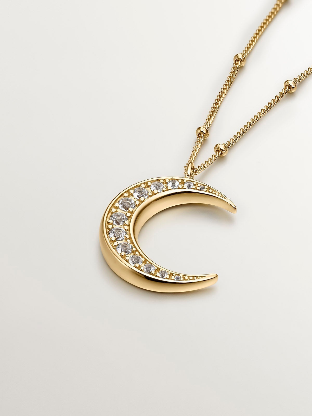 Colgante de plata 925 bañada en oro amarillo de 18K con luna y topacios blancos