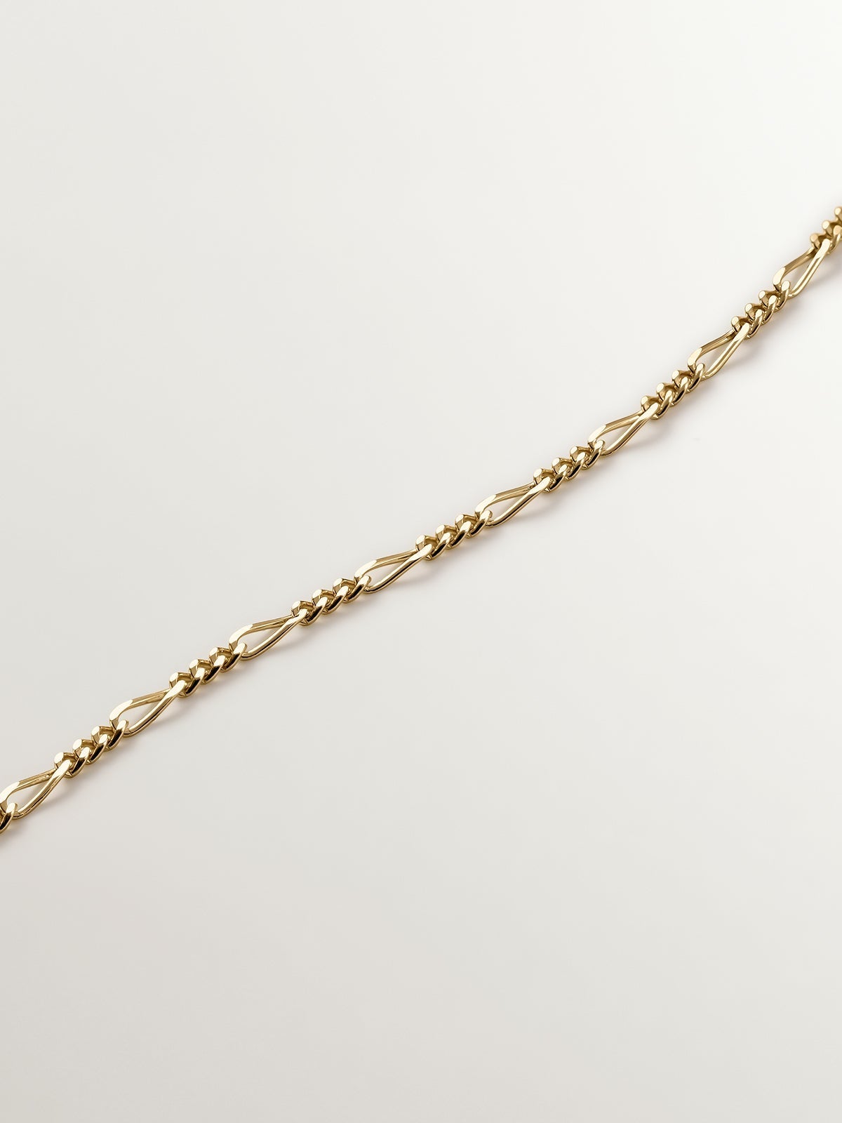 Cadena fina de eslabones fígaro de oro amarillo de 9K