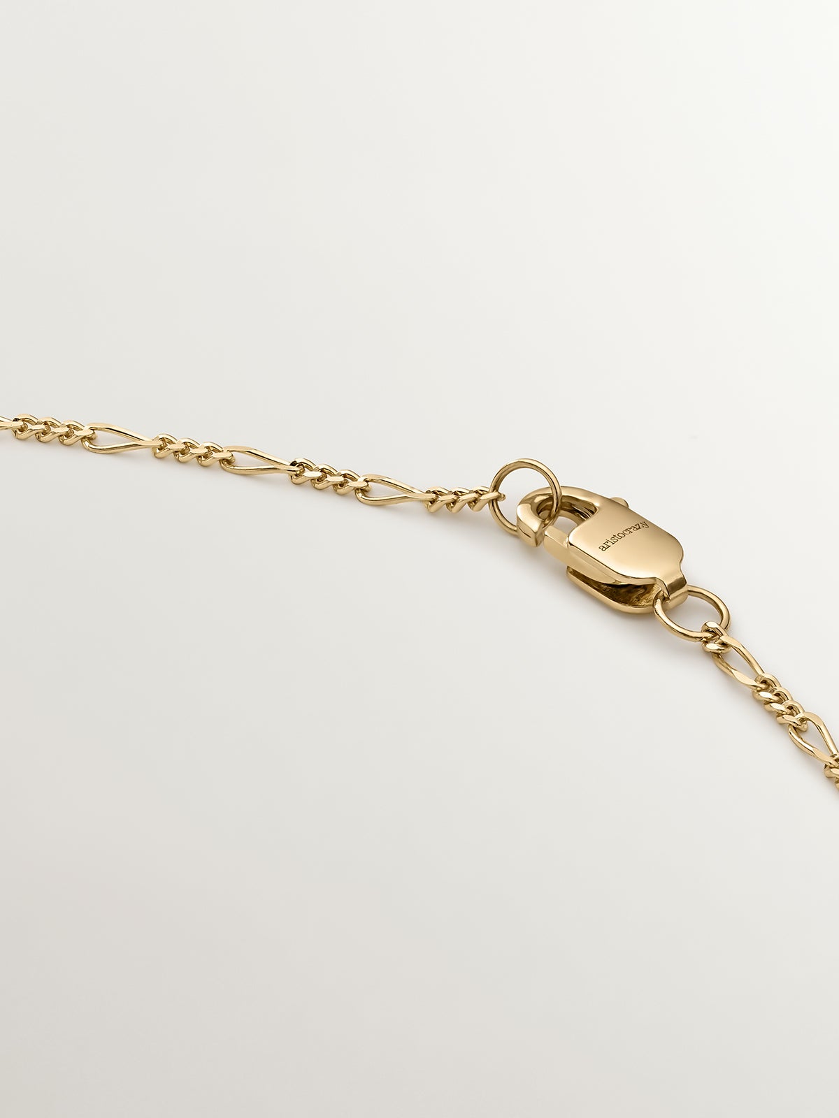 Cadena fina de eslabones fígaro de oro amarillo de 9K